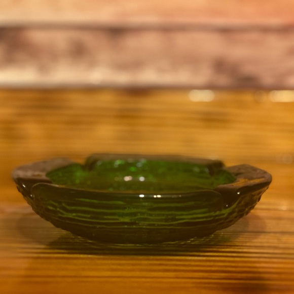 VINTAGE GREEN GLASS ASHTRAY - Picture 3 of 7